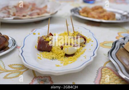 Œufs de caille avec foie gras et jambon - hors-d'œuvre français en Bourgogne, Pommard FR Banque D'Images