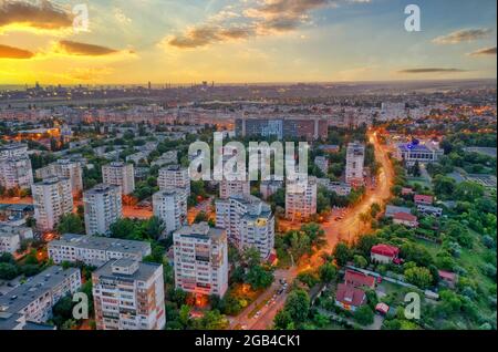 Galati, ROUMANIE - 22 juillet 2021 : vue aérienne de la ville de Galati, Roumanie. La ville s'illumine de nuit après le coucher du soleil à l'heure bleue Banque D'Images