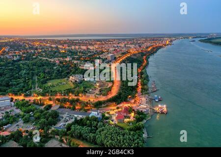 Galati, ROUMANIE - 22 juillet 2021 : vue aérienne de la ville de Galati, Roumanie. La ville s'illumine de nuit après le coucher du soleil à l'heure bleue Banque D'Images