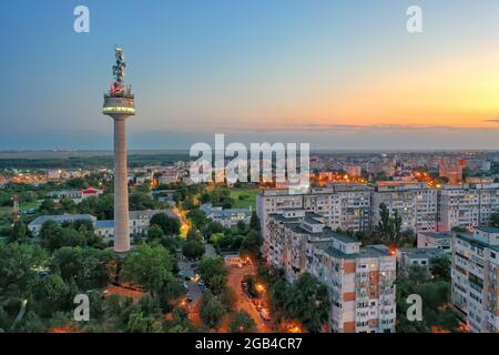 Galati, ROUMANIE - 22 juillet 2021 : vue aérienne de la ville de Galati, Roumanie. La ville s'illumine de nuit après le coucher du soleil à l'heure bleue Banque D'Images