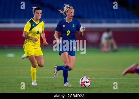 YOKOHAMA, JAPON - JUIN 15 : Chloe Logarzo d'Australie et Kosovare Asllani de Suède pendant le demi-finale du tournoi de football olympique de Tokyo 2020 entre l'Australie et la Suède au Stade International Yokohama le 15 juin 2015 à Yokohama, Japon (photo de Pablo Morano/Orange Pictures) Banque D'Images