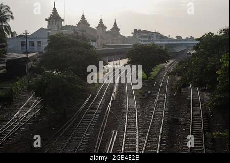 26.07.2013, Yangon, Myanmar, Asie - vue sur les voies ferrées et la gare centrale de Yangon à l'aube. Banque D'Images