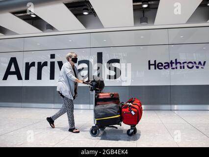 Londres, Royaume-Uni. 2 août 2021. Arrivées de passagers au terminal 5 de Heathrow. De nouvelles règles pour les citoyens américains et européens totalement dédressées sont entrées en vigueur à 4h du matin. Les règles signifient que les personnes pleinement vaccinées aux États-Unis ou en UE n'ont plus à s'isoler lors de leur arrivée au Royaume-Uni. Crédit : Mark Thomas/Alay Live News Banque D'Images