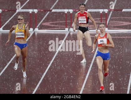 Tokyo, Japon. 02 août 2021. Femke bol des pays-Bas participe à une demi-finale des 400 M haies des femmes aux Jeux Olympiques d'été de Tokyo 2020 à Tokyo, au Japon, le lundi 2 août 2021. Photo de Bob Strong/UPI crédit: UPI/Alay Live News Banque D'Images