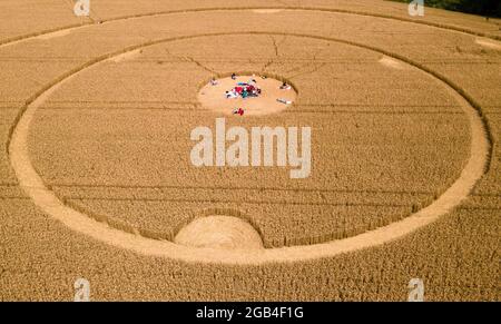 14 septembre 2017, Bavière, Gauting: Les gens marchent à travers un cercle de culture dans un champ de blé. Les cercles ont été découverts au cours du week-end. (Vue aérienne avec un drone) photo: Peter Kneffel/dpa Banque D'Images