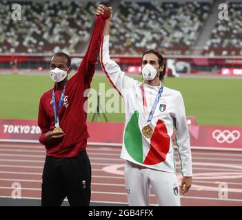 Tokyo, Japon. 02 août 2021. Les médaillés d'or Mutaz Essa Barshim, du Qatar (L), et Gianmarco Tamberi, d'Italie (R), se tiennent sur le podium lors de la cérémonie de remise des prix pour le saut en hauteur masculin au concours d'athlétisme au stade olympique lors des Jeux olympiques d'été de 2020 à Tokyo, au Japon, le lundi 2 août 2021. Barshim et Tamberi se sont terminés par une égalité et la médaille d'or a été décernée aux deux. Photo par Tasos Katopodis/UPI crédit: UPI/Alay Live News Banque D'Images