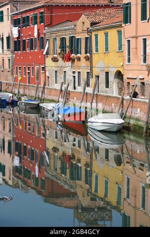 Vedutas des canaux de Venise avec les palais reflétés dans les eaux Banque D'Images