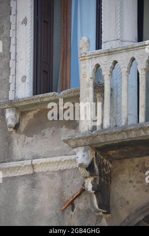 La fenêtre d'un ancien palais de Venise Banque D'Images