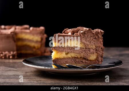 Gâteau au chocolat à la truffe sur une table en bois Banque D'Images