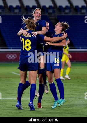 YOKOHAMA, JAPON - 2 AOÛT : Fridolina Rolfo, de Suède, célèbre avec Stina Blackstenius, de Suède, Kosovare Asllani de Suède et Filippa Angeldal de Suède après avoir marquant son premier but lors de la demi-finale du tournoi de football olympique de Tokyo 2020 entre l'Australie et la Suède au stade international de Yokohama le 2 août 2021 à Yokohama, Japon (photo de Pablo Morano/Orange Pictures) Banque D'Images