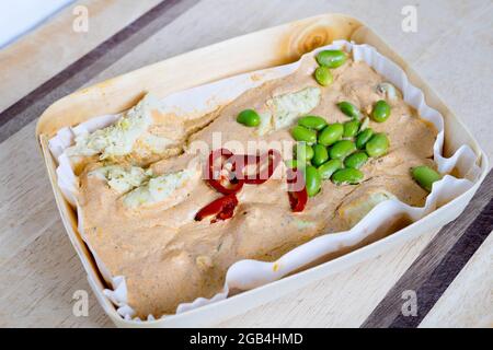 Curry de poulet thaï rouge sur plateau en bois prêt pour la cuisson au four Banque D'Images