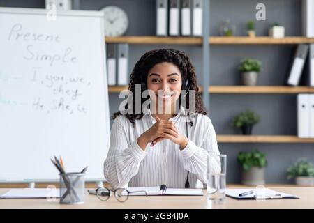 Zoom conférence avec les étudiants, leçon en ligne à la maison, éducation moderne avec tuteur, épidémie de Covid-19 Banque D'Images