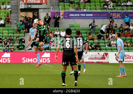 Melbourne, Australie, 1er avril 2021. : Besart Berisha de Western United dirige la balle devant Jamie Maclaren de Melbourne City pendant le match de football Hyundai A-League entre Western United FC et Melbourne City FC. Crédit : Dave Helison/Speed Media/Alamy Live News Banque D'Images