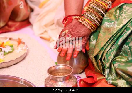 Sur le mariage indien exécution tenant les mains par la mariée et marié de mariée Banque D'Images