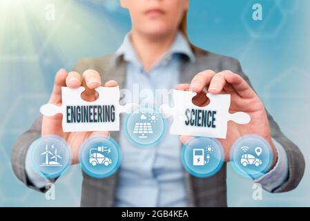 Panneau présentant Engineering Science. La photo conceptuelle traite de la base physique et mathématique de l'ingénierie Business Woman Holding Jigsaw Puzzle Banque D'Images