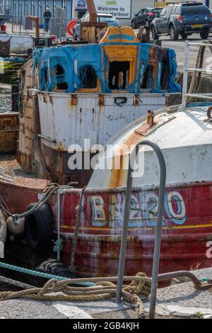 Vieux chalutiers rouillés dans le port de Girvan, bateaux de pêche abandonnés. naufragés, vieux bateaux rouillés dans le port, corrodés anciens chalutiers de pêche dans le Ayrshire. Banque D'Images