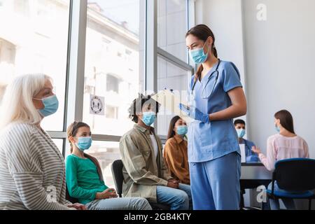 Patients en attente de la vaccination Covid-19 en file d'attente à l'hôpital Banque D'Images