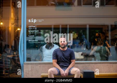 Beyrouth, Liban. 29 juillet 2021. Une photo mise à disposition le 2 août 2021 montre l'australien libanais Omar Jeir, 42 ans, assis devant son café 'PI' entièrement rénové au Gemmayzeh presque un an après l'explosion massive du port de Beyrouth en août 2020. Le 04 août 2020, une grande quantité de nitrate d'ammonium entreposé dans le port de Beyrouth a été coupée, tuant au moins 218 personnes et en blessant 7,500 autres. Credit: Marwan Naamani/dpa/Alamy Live News Banque D'Images