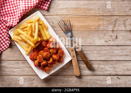 Currywurst allemand traditionnel sur une table en bois Banque D'Images