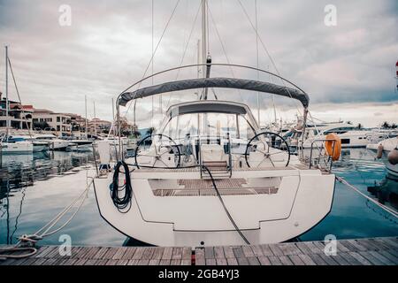 Magnifique yacht sur le quai dans le port par une journée nuageux, vue de la poupe.Photo de haute qualité Banque D'Images