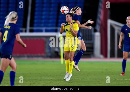 YOKOHAMA, JAPON - JUIN 15 : Chloe Logarzo d'Australie et Kosovare Asllani de Suède pendant le demi-finale du tournoi de football olympique de Tokyo 2020 entre l'Australie et la Suède au Stade International Yokohama le 15 juin 2015 à Yokohama, Japon (photo de Pablo Morano/Orange Pictures) Banque D'Images