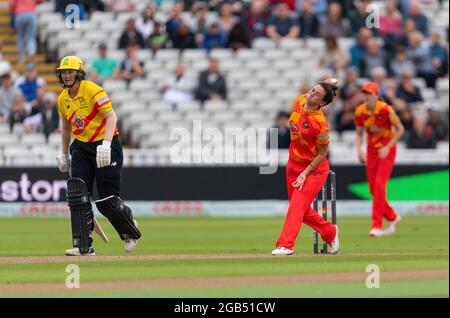 Georgia Elwiss de Birmingham Phoenix Bowling contre Trent Rockets dans la centaine Banque D'Images