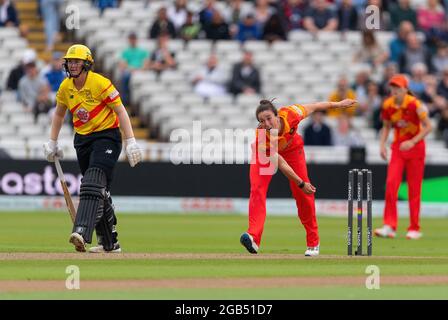 Georgia Elwiss de Birmingham Phoenix Bowling contre Trent Rockets dans la centaine Banque D'Images