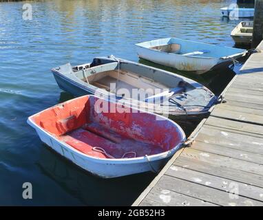 Vieux dinghies de travail attaché à un quai. Setauket Harbour, New York. Copier l'espace. Banque D'Images