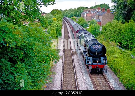 Merchant Navy Class no 35018 British India Line avec Scarborough Spa Express à l'approche de Bootham à York, Angleterre Banque D'Images