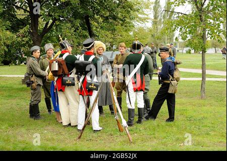 Les réacteurs vêtus d'un uniforme de soldats rétro déjeunant dans un parc de la ville. 4 octobre 2012. Kiev, Ukraine Banque D'Images