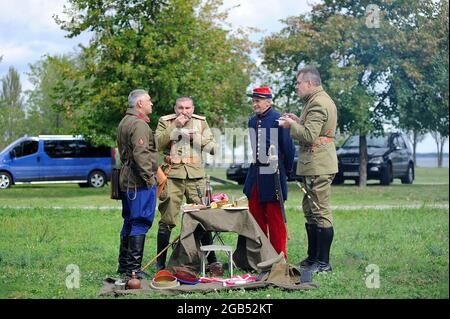 Les réacteurs vêtus d'un uniforme de soldats rétro déjeunant dans un parc de la ville. 4 octobre 2012. Kiev, Ukraine Banque D'Images