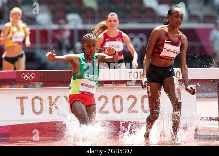 01 août 2021 : Beatrice Chepkoech (2752) du Kenya et Zerfe Wondemagegn (1856) de l'Éthiopie sautent la barrière dans la fosse d'eau du 3000m Steeplechase pendant la compétition d'athlétisme au stade olympique de Tokyo, au Japon. Daniel Lea/CSM} Banque D'Images