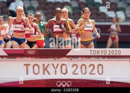01 août 2021 : Courtney Frerichs (3949) des États-Unis, Beatrice Chepkoech (2752) du Kenya et Gesa Krause (2115) de Team Allemagne sautent la barrière au-dessus de la fosse d'eau dans la Steeplechase de 3000m pendant la compétition Athletics au stade olympique de Tokyo, au Japon. Daniel Lea/CSM} Banque D'Images