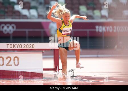 01 août 2021 : Geneviève Gregson (1056) d'Australie saute la barrière dans la fosse d'eau de la Steeplechase de 3000m pendant la compétition d'athlétisme au stade olympique de Tokyo, au Japon. Daniel Lea/CSM} Banque D'Images