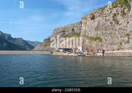 Lac Koman dans le nord de l'Albanie barrage et terminal pour les bateaux de ferry a commencé à partir de Fierze Banque D'Images