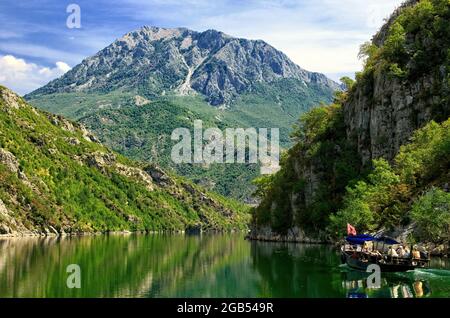 Nature de l'Albanie vue panoramique sur les montagnes albanaises et le lac Koman depuis le ferry Banque D'Images