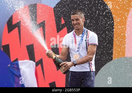 Triathlon relai mixte médaillés de bronze Vincent Luis, Dorian Coninx, Cassandre Beaurgrand, Leonie Periault fêtent avec champagne sur scène au village fan du Trocadéro, en face de la Tour Eiffel, à Paris, à son retour des Jeux Olympiques de Tokyo 2020, le 2 août 2021. Photo de Raphael Lafargue/ABACAPRESS.COM Banque D'Images