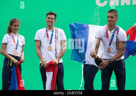 Triathlon relai mixte médaillés de bronze Vincent Luis, Dorian Coninx, Cassandre Beaurgrand, Leonie Periault fêtent avec champagne sur scène au village fan du Trocadéro, en face de la Tour Eiffel, à Paris, à son retour des Jeux Olympiques de Tokyo 2020, le 2 août 2021. Photo de Raphael Lafargue/ABACAPRESS.COM Banque D'Images