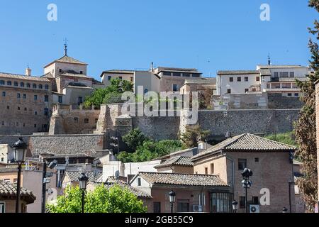 Tolède / Espagne - 05 12 2021: Vue sur les bâtiments d'architecture du centre-ville de Tolède, et le couvent Carmelitas Descalzos sur le dessus comme arrière-plan Banque D'Images