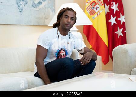 Madrid, Espagne. 02 août 2021. L'artiste cubain Yotuel Romero vu lors d'une rencontre avec la Présidente de la Communauté de Madrid, Isabel Diaz Ayuso à la vraie Casa de Correos à Madrid.Yotuel est le compositeur de 'Patria y Vida', Une chanson dont le titre est devenu le slogan des protestations du peuple cubain contre le régime au pouvoir. Crédit : SOPA Images Limited/Alamy Live News Banque D'Images