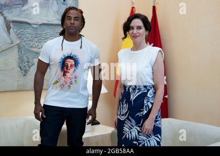 Madrid, Espagne. 02 août 2021. Présidente de la Communauté de Madrid, Isabel Diaz Ayuso et artiste cubaine Yotuel Romero vu lors d'une rencontre à la vraie Casa de Correos à Madrid.Yotuel est le compositeur de 'Patria y Vida', Une chanson dont le titre est devenu le slogan des protestations du peuple cubain contre le régime au pouvoir. Crédit : SOPA Images Limited/Alamy Live News Banque D'Images