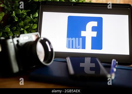 Pologne. 02 août 2021. Dans cette illustration, un logo Facebook s'affiche sur une tablette. (Photo de Mateusz Slodkowski/SOPA Images/Sipa USA) crédit: SIPA USA/Alay Live News Banque D'Images