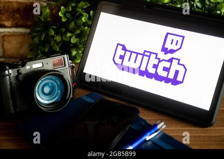Pologne. 02 août 2021. Sur cette photo, un logo Twitch apparaît sur une tablette. (Photo de Mateusz Slodkowski/SOPA Images/Sipa USA) crédit: SIPA USA/Alay Live News Banque D'Images
