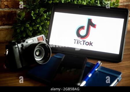 Pologne. 02 août 2021. Sur cette photo, un logo TikTok apparaît sur une tablette. (Photo de Mateusz Slodkowski/SOPA Images/Sipa USA) crédit: SIPA USA/Alay Live News Banque D'Images