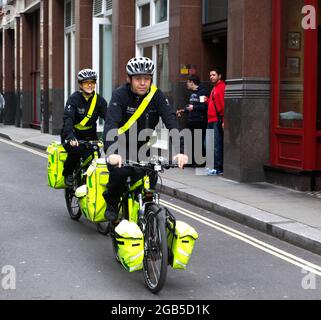 Vélos d'intervention paramédiques de l'ambulance St John. © photo de Richard Walker Banque D'Images