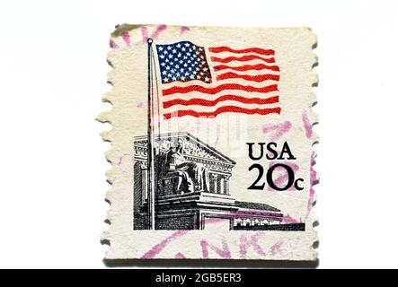 Timbre-poste américain vers 1981, d'une valeur de 20c vingt cents, affiche le drapeau des États-Unis d'Amérique avec ses étoiles et ses rayures sur le bâtiment du Banque D'Images