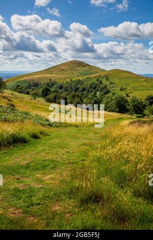 Worcestershire Beacon et Sugarloaf Hill depuis le chemin jusqu'à North Hill dans les Malcavernes, Worcestershire, Angleterre Banque D'Images