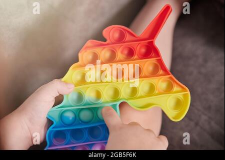 Jeu d'enfant anti-stress popit. Pousser le doigt sur une bulle colorée Banque D'Images