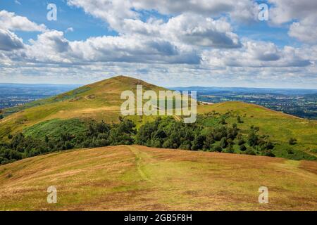 Worcestershire Beacon et Sugarloaf Hill depuis le sommet de North Hill dans les Malaverns, Worcestershire, Angleterre Banque D'Images