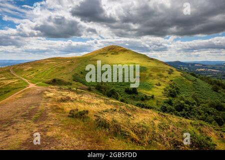 Phare de Worcestershire depuis le sommet de la colline de Sugarloaf dans les Malaverns, Worcestershire, Angleterre Banque D'Images